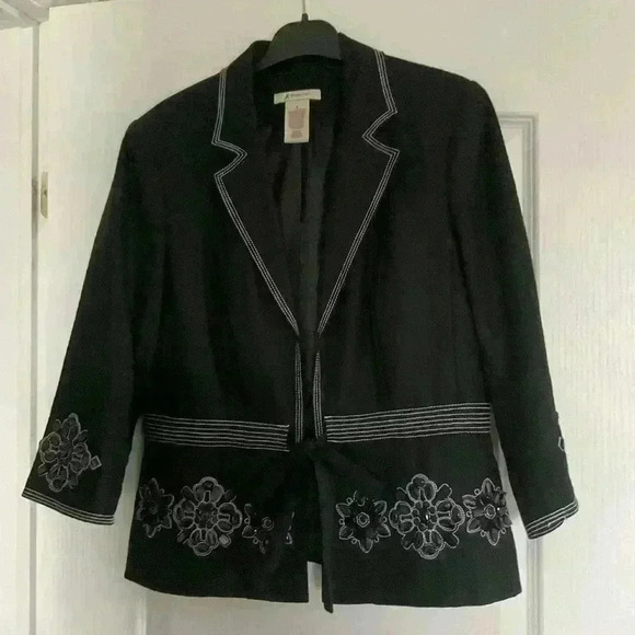 Beautiful linen jacket. Pit to pit measurements is  19 inches. Fall seas… - Picture 1 of 5